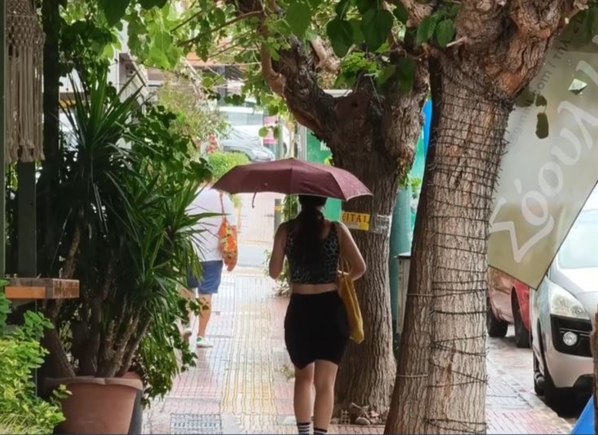 Καιρός: Καλοκαιρινό μπουρίνι έβγαλε και πάλι τις ομπρέλες στην Αθήνα - Δείτε βίντεο