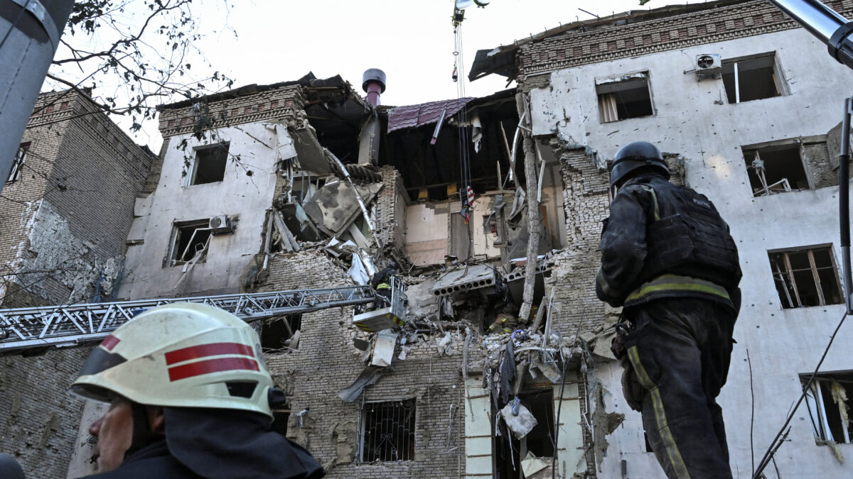 Rescuers work at the site of an apartment building which was hit by a Russian air strike, amid Russia’s attack on Ukraine, in Zaporizhzhia, Ukraine, July 19, 2026. REUTERS/Stringer