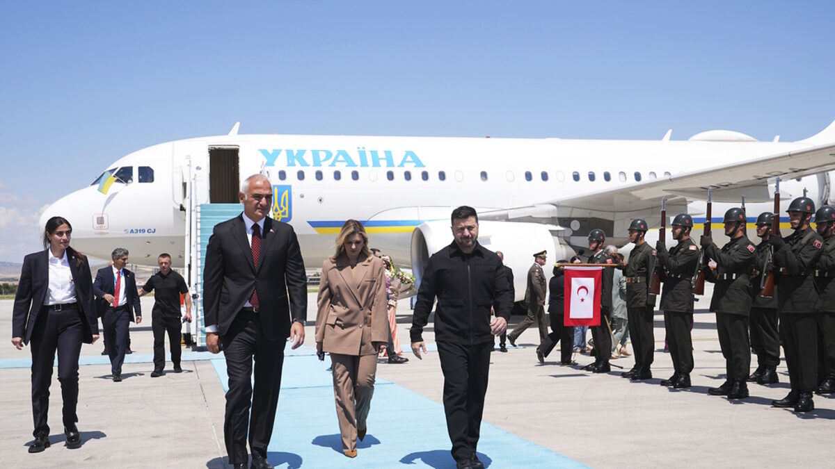 Ο Πρόεδρος της Ουκρανίας Βολοντίμιρ Ζελένσκι (στο κέντρο) φτάνει στη Σύνοδο Κορυφής του ΝΑΤΟ στην Άγκυρα της Τουρκίας, την Τρίτη 7 Ιουλίου 2026