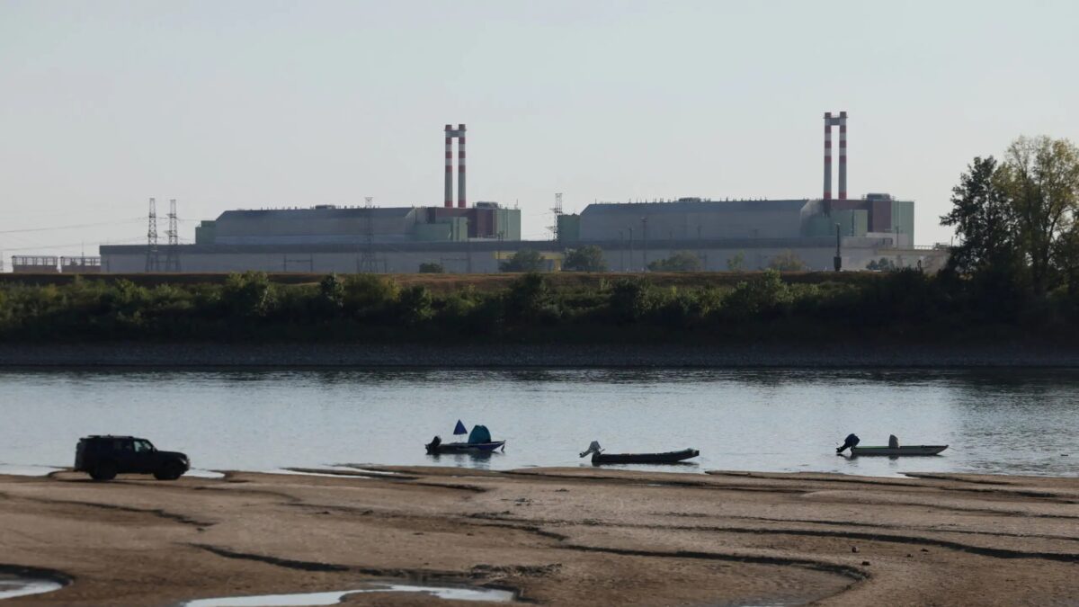 Paks Nuclear Power Plant with the partially dried-up Danube riverbed in Dunaszentbenedek, Hungary, July 31, 2026. REUTERS/Bernadett Szabo