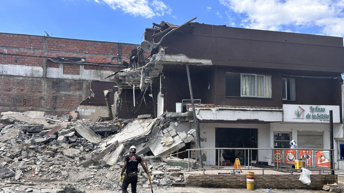 The building housing the "Quinta Pan" bakery collapsed during the earthquake in Colombia.