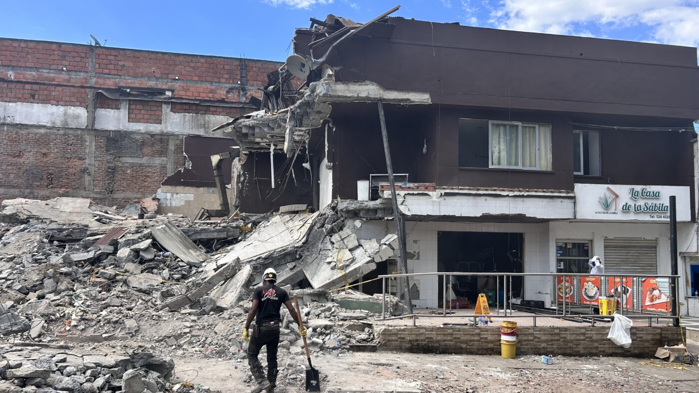 The building housing the "Quinta Pan" bakery collapsed during the earthquake in Colombia.