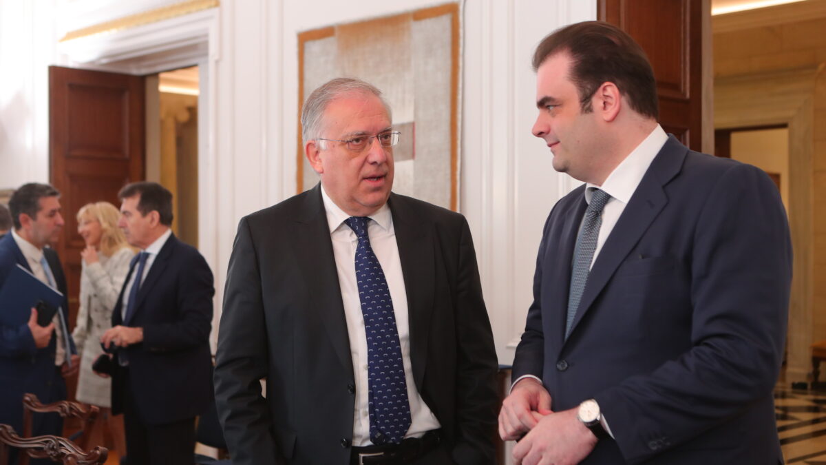Συνεδρίαση του Υπουργικού Συμβουλίου υπό τον Πρωθυπουργό Κυριάκο Μητσοτάκη, στο Μέγαρο Μαξίμου, Πέμπτη 26 Μαρτίου 2026. Στην συνεδρίαση συζητήθηκαν, το ζήτημα της αύξησης του κατώτατου μισθού, οι διεθνείς εξελίξεις, το Ταμείο Ανάκαμψης και Ανθεκτικότητας, όπως και το νέο Σύμφωνο για τη Μετανάστευση και το Άσυλο. Επίσης παρουσιάστηκαν νομοσχέδια από τα υπουργεία Ανάπτυξης, Πολιτισμού, Παιδείας και Ψηφιακής Διακυβέρνησης.
