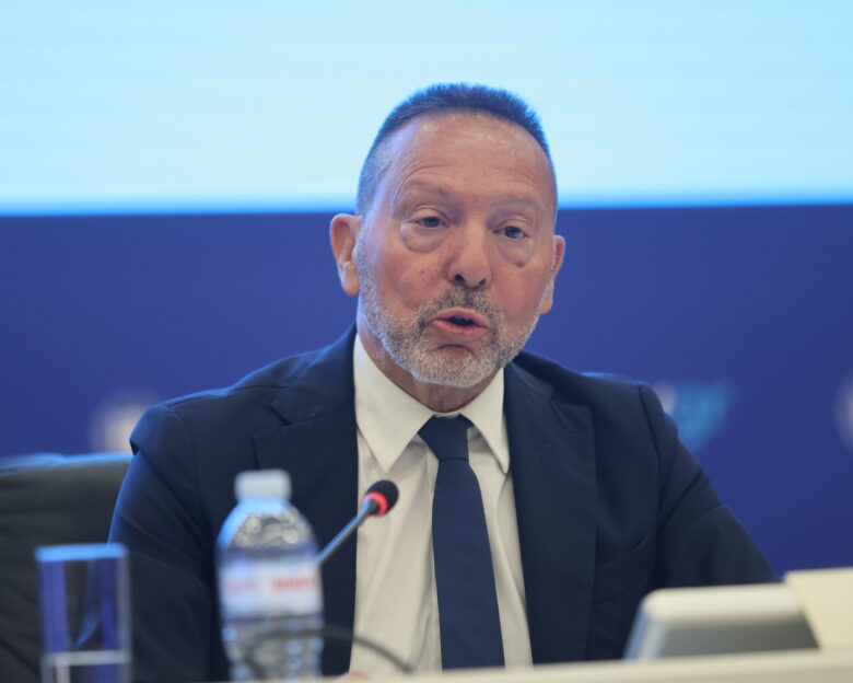 Ο Πρόεδρος της Δημοκρατίας Κωνσταντίνος Αν. Τασούλας στο Κέντρο Τύπου της Γενικής Γραμματείας Επικοινωνίας και Ενημέρωσης για να παραστεί και να απευθύνει χαιρετισμό στην επίσημη αποδοχή της δωρεάς της Δημοσιογραφικής Βιβλιοθήκης της οικογένειας Βοβολίνη. Τετάρτη 8 Ιουλίου 2026