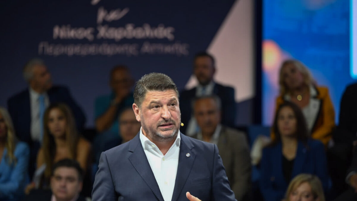 Ο Περιφερειάρχης Αττικής Νίκος Χαρδαλιάς,πραγματοποίησε σε ειδική ανοικτή εκδήλωση τον απολογισμό των πρώτων 30 μηνών θητείας, αναφερόμενος αναλυτικά σε 352 έργα και παρεμβάσεις συνολικού προϋπολογισμού 2,587 δισ. ευρώ, ενώ παρουσίασε τον επιχειρησιακό σχεδιασμό των επόμενων 2,5 ετών, Τρίτη 14 Ιουλίου 2026