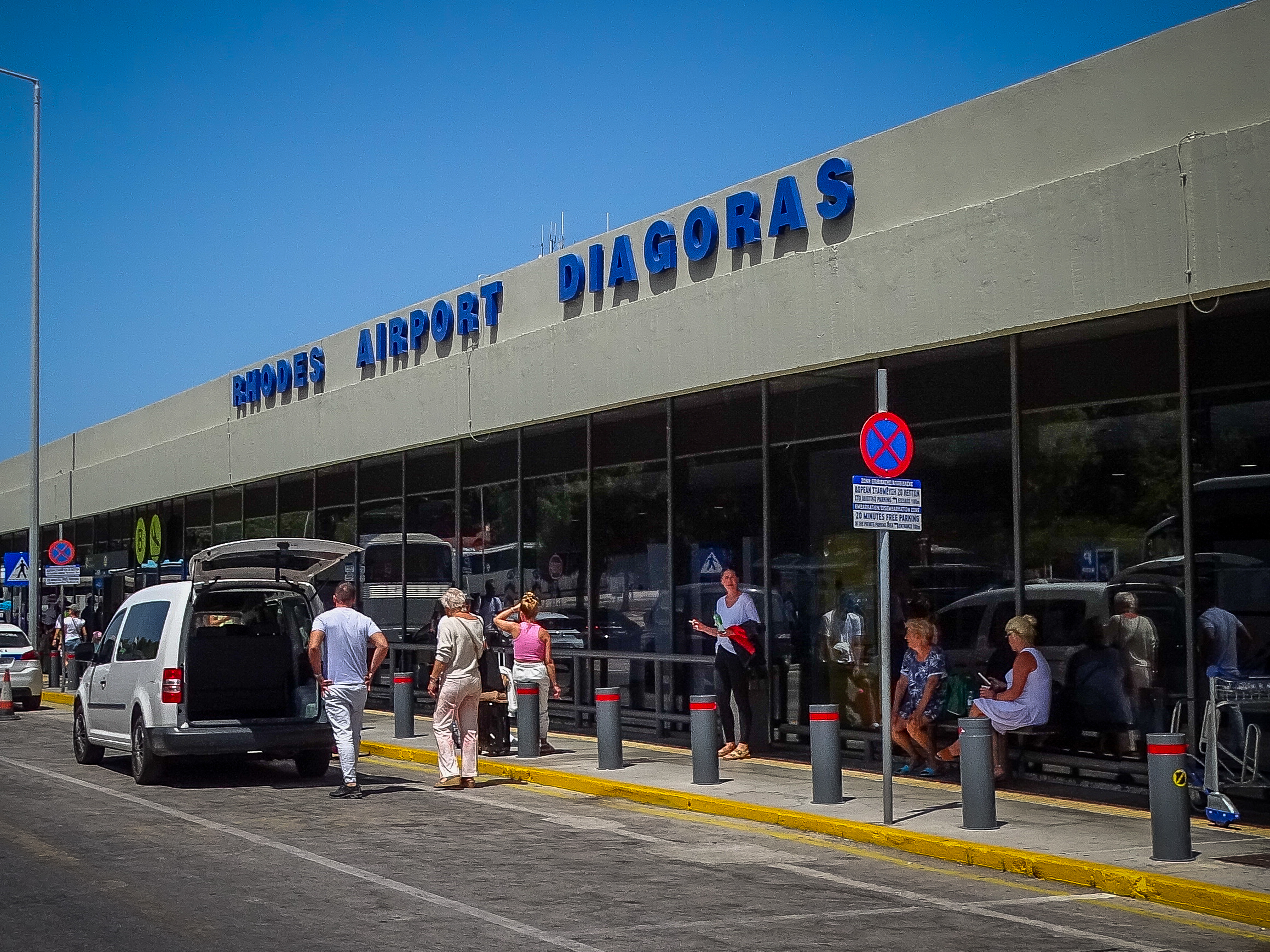 Έκρυβαν στις αποσκευές τους 3.928 πακέτα με λαθραία τσιγάρα - Συνελήφθησαν στο αεροδρόμιο της Ρόδου 2 γυναίκες