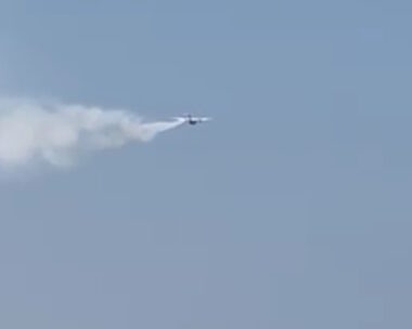 Το αεροπλάνο με την φωτιά στον κινητήρα