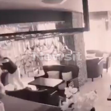 Η στιγμή της εμπρηστικής επίθεσης στο μαγαζί στον Άγιο Παντελεήμονα