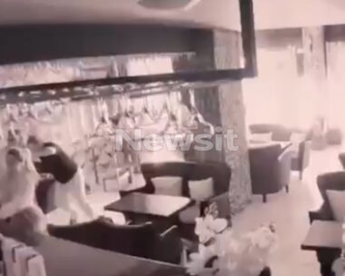 Η στιγμή της εμπρηστικής επίθεσης στο μαγαζί στον Άγιο Παντελεήμονα