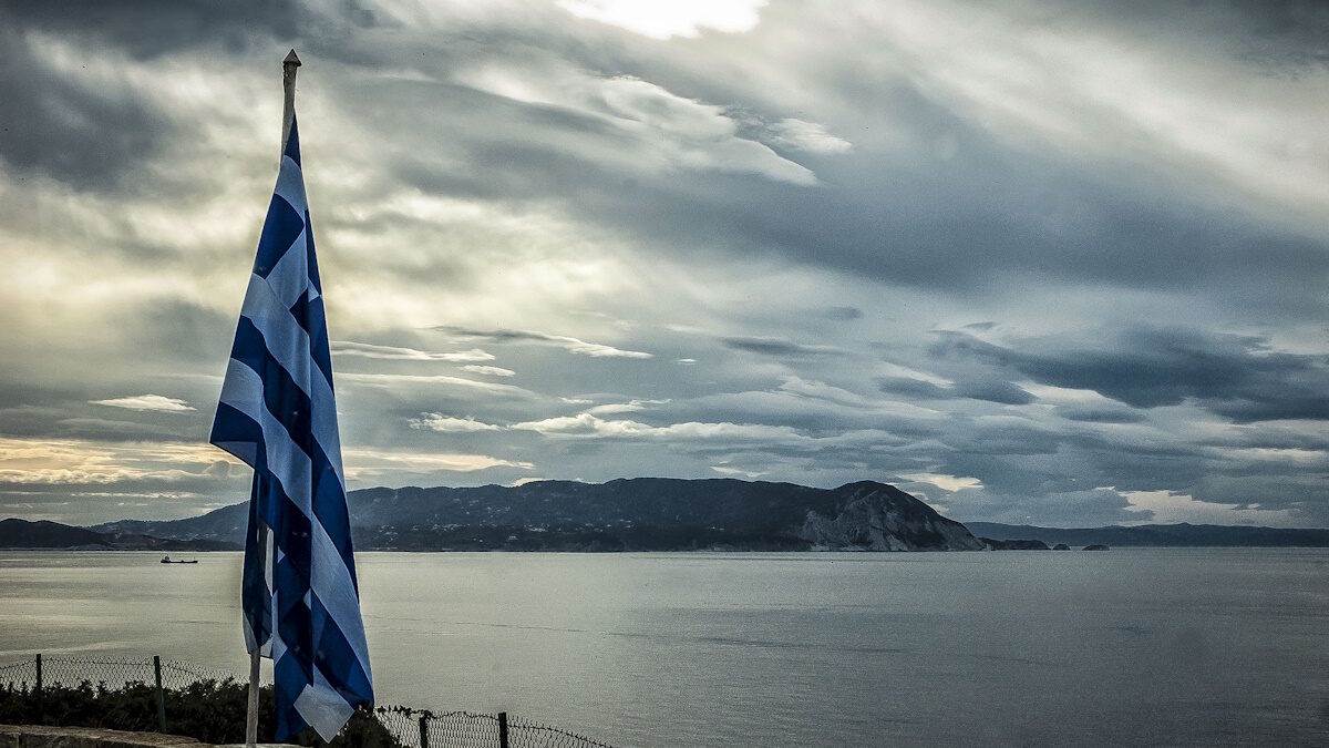 Η γαλανόλευκη κυματίζει σε νησί του Αιγαίου