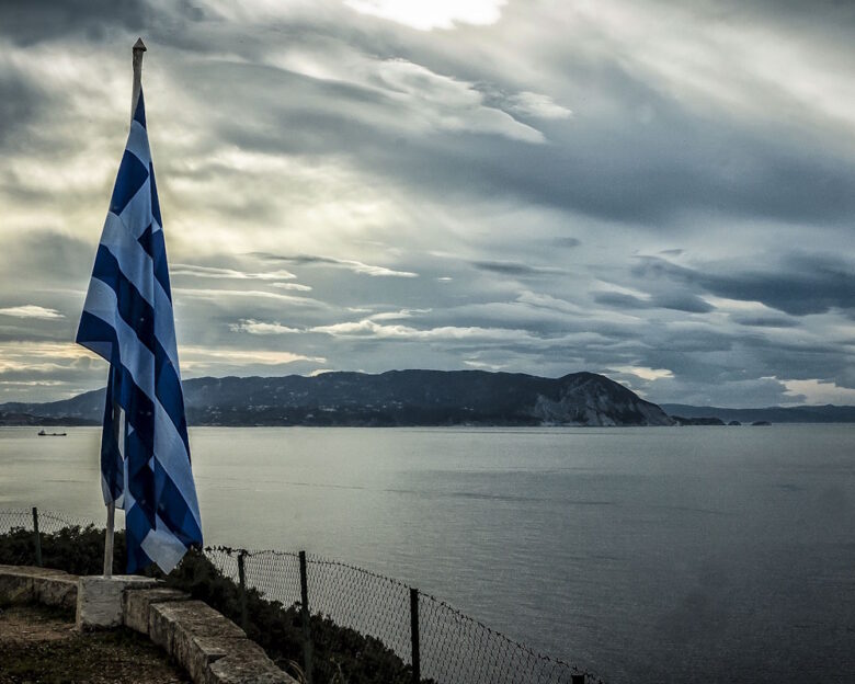 Η γαλανόλευκη κυματίζει σε νησί του Αιγαίου