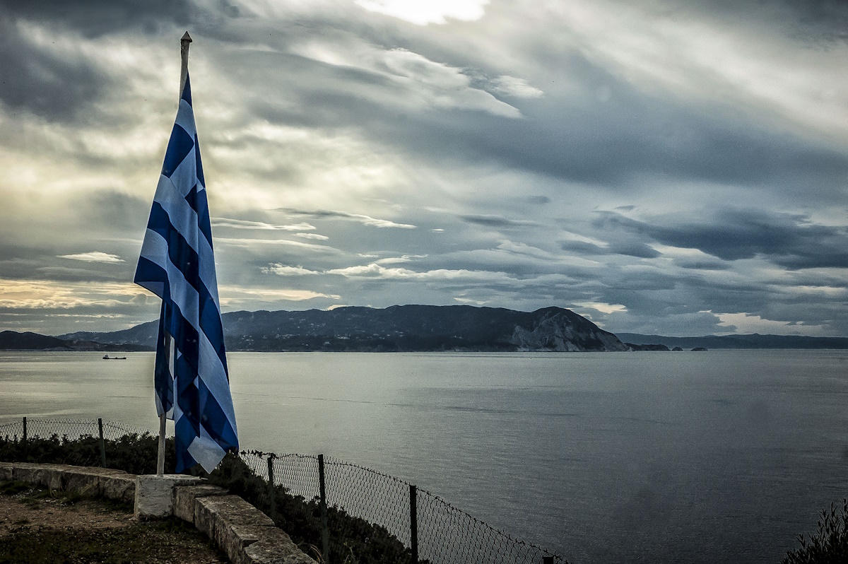 Η γαλανόλευκη κυματίζει σε νησί του Αιγαίου