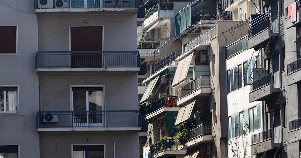 Ελληνικά νοικοκυριά: Πάνω από 1 τρισ. ευρώ ο πλούτος – Ανεβαίνει το εισόδημα, πέφτει η αποταμίευση