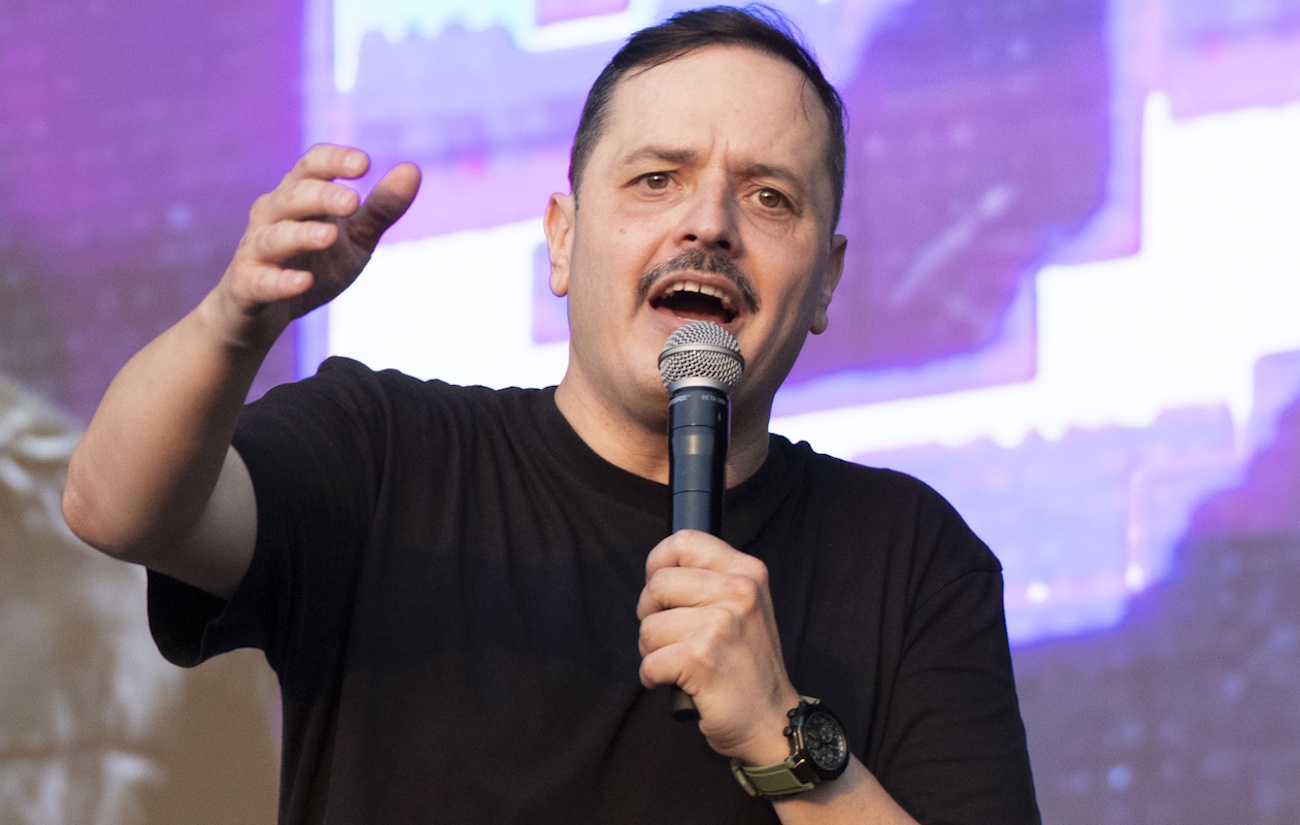 Αλέξανδρος Τσουβέλας: «Αυτομαστιγώνομαι, ακόμα και όταν με ξεγελούν τα ρίχνω στον εαυτό μου»