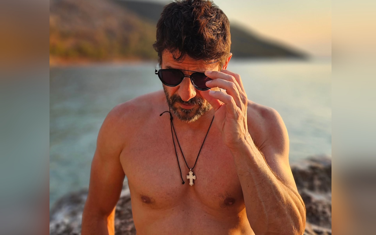 Ο Αλέξης Γεωργούλης απόλαυσε μια καλοκαιρινή εξόρμηση στην παραλία, με φόντο το ηλιοβασίλεμα