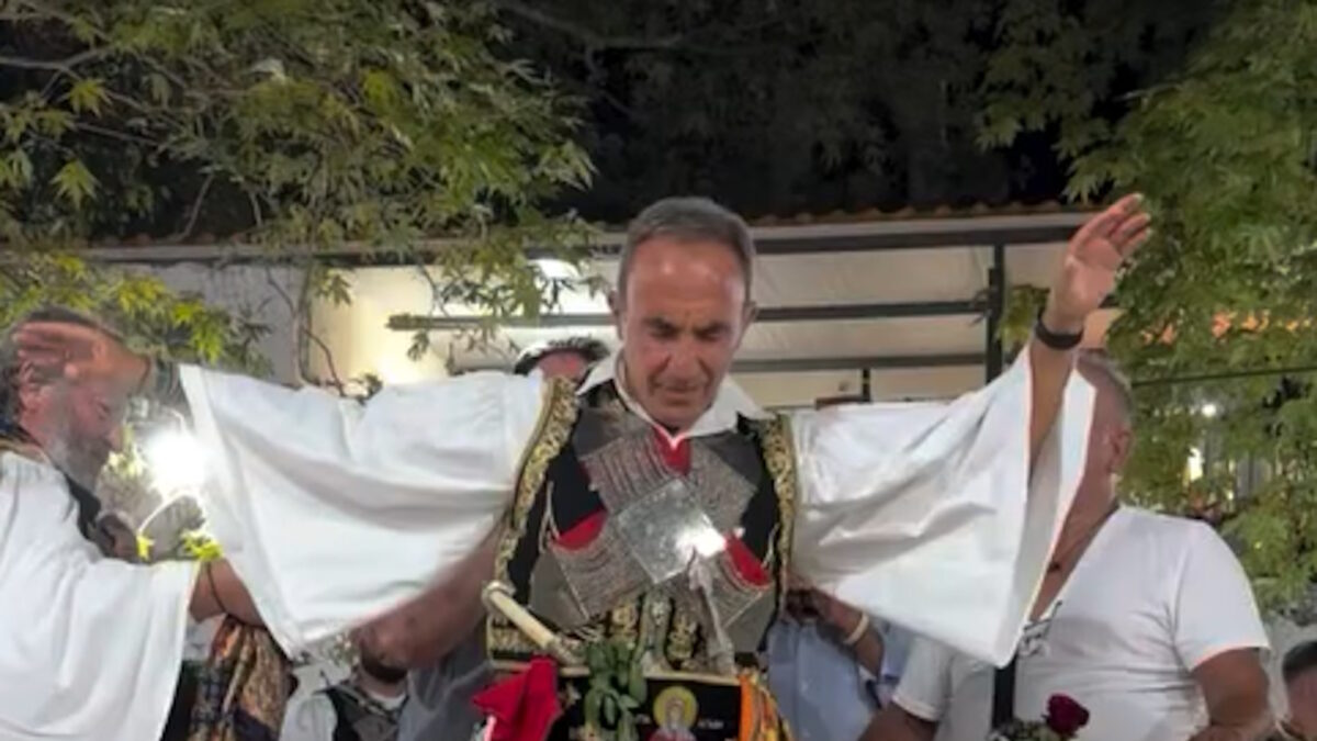 Ο Νίκος Αλιάγας με φουστανέλα στο πανηγύρι