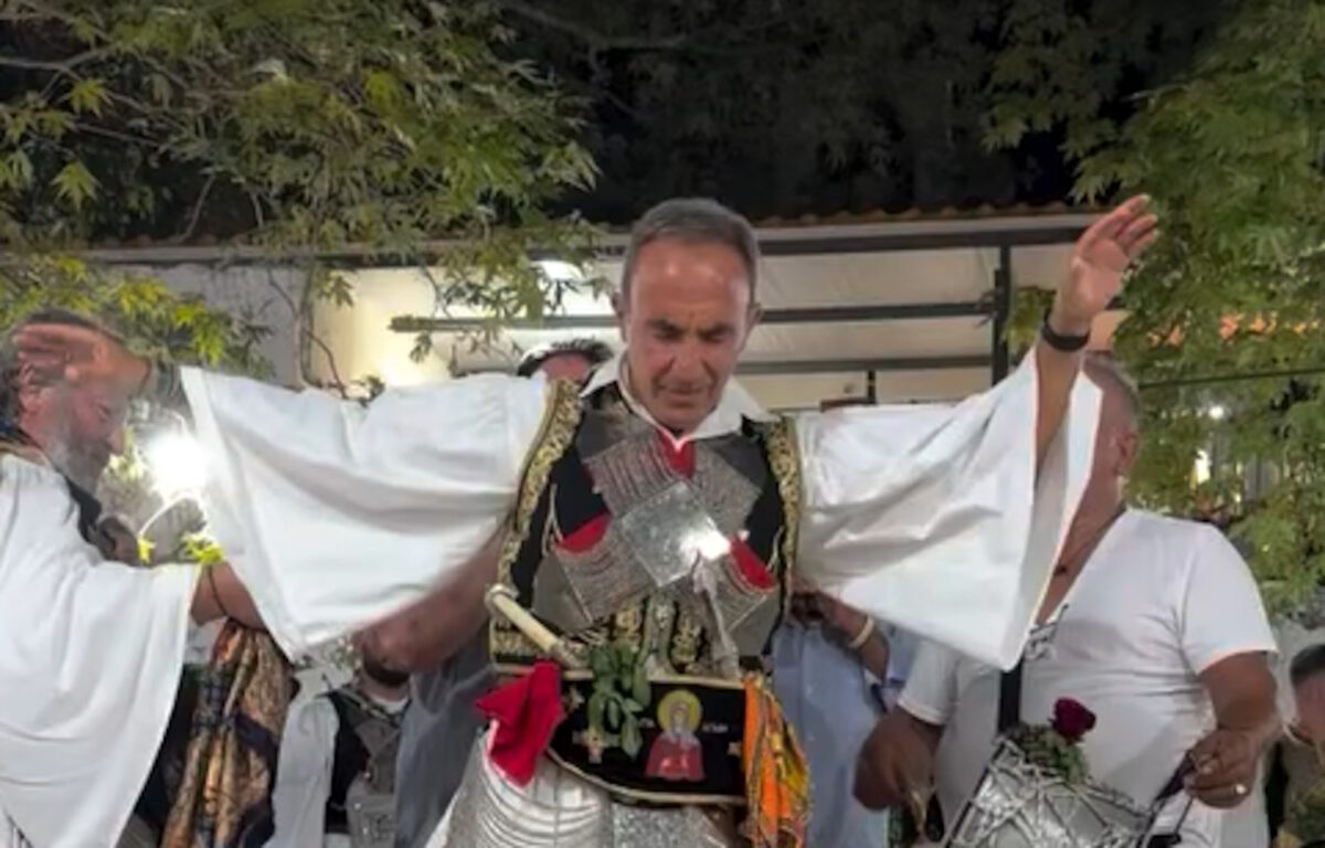 Ο Νίκος Αλιάγας χόρεψε με φουστανέλα σε πανηγύρι στη Σταμνά Μεσολογγίου και γνώρισε την αποθέωση