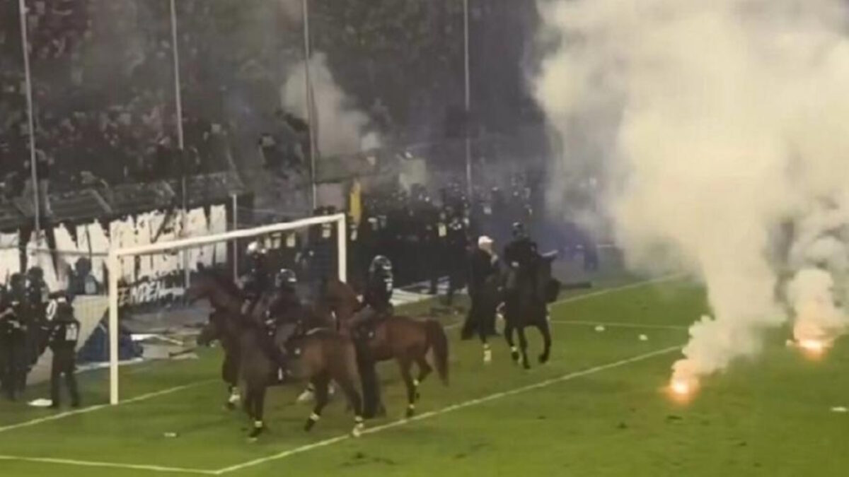 Εισβολή οπαδών, επεισόδια, έφιππη αστυνομία στον αγωνιστικό χώρο και διακοπή στο ντέρμπι της Βάλντχοφ Μάνχαϊμ με την Καϊζερσλάουτερν