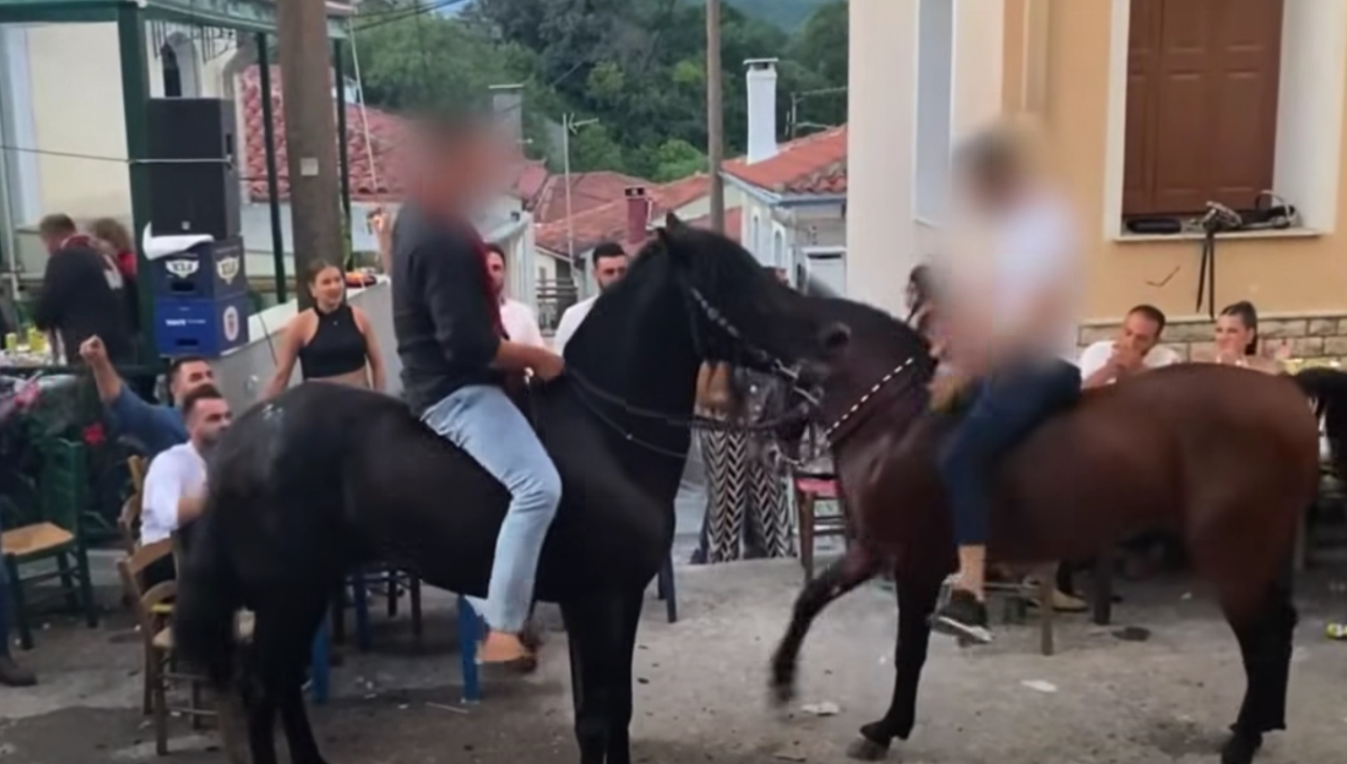 Λέσβος: Έβαλαν άλογα να «χορέψουν» πάνω σε σπασμένα μπουκάλια σε πανηγύρι, δείτε βίντεο
