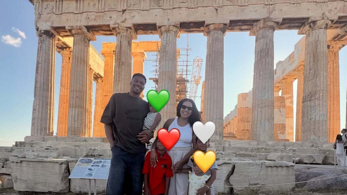 Ο Γιάννης Αντετοκούνμπο με την οικογένειά του στην Ακρόπολη