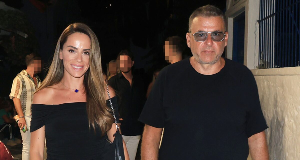 Γιώργος Λιάγκας - Μαρία Αντωνά: Χαμογελαστοί ποζάρουν σε εστιατόριο της Μυκόνου