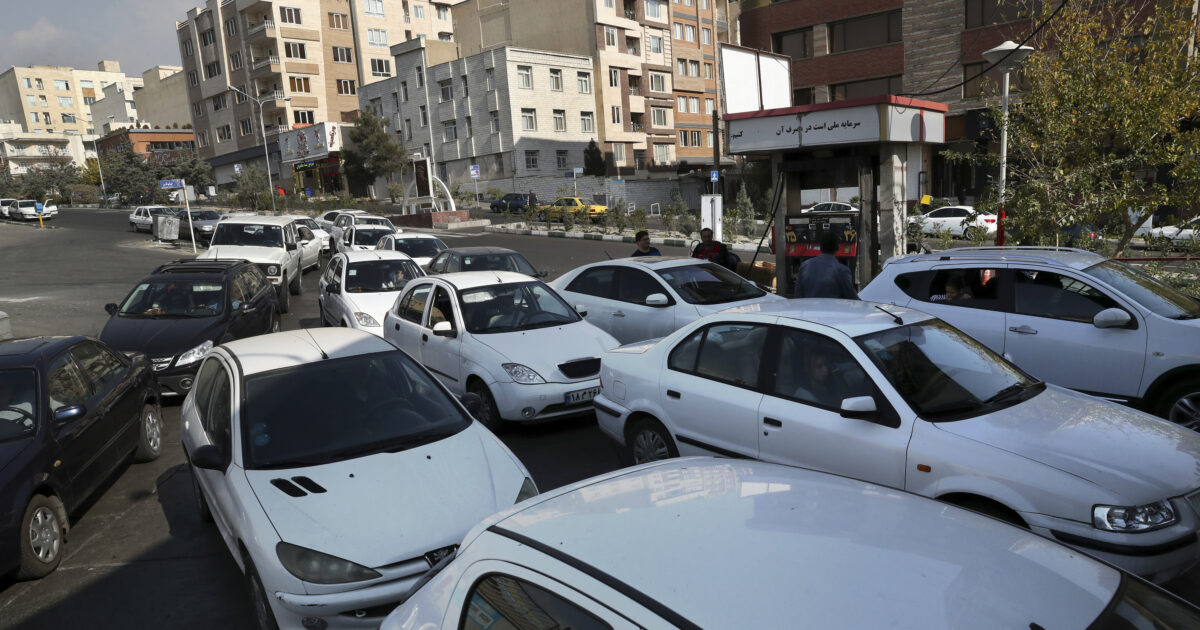 Ουρές στα βενζινάδικα στο Ιράν υπό τον πανικό των αμερικανικών κυρώσεων