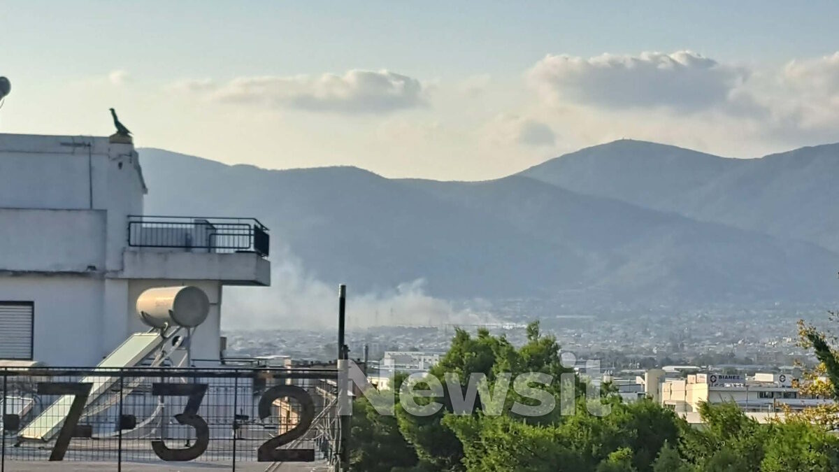 Φωτιά στη λεωφόρο Πάρνηθος στο Μενίδι – Μήνυμα το 112