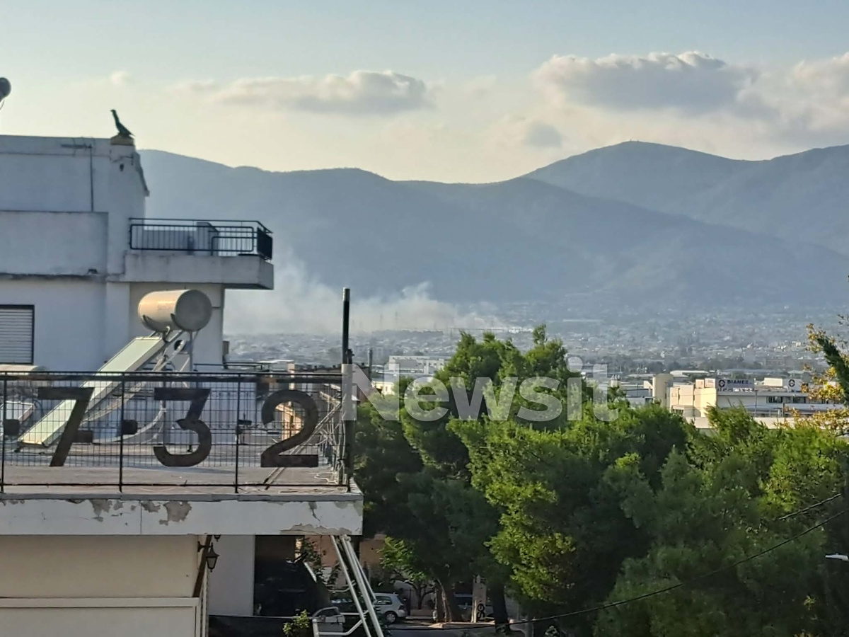 Φωτιά στη λεωφόρο Πάρνηθος στο Μενίδι – Μήνυμα το 112