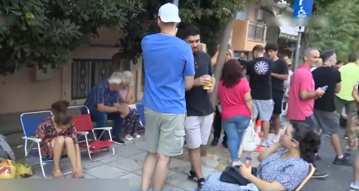 Θεσσαλονίκη: Πολίτες κοιμούνται έξω από το αστυνομικό τμήμα Τούμπας για να βγάλουν διαβατήριο με την παλιά ταυτότητα