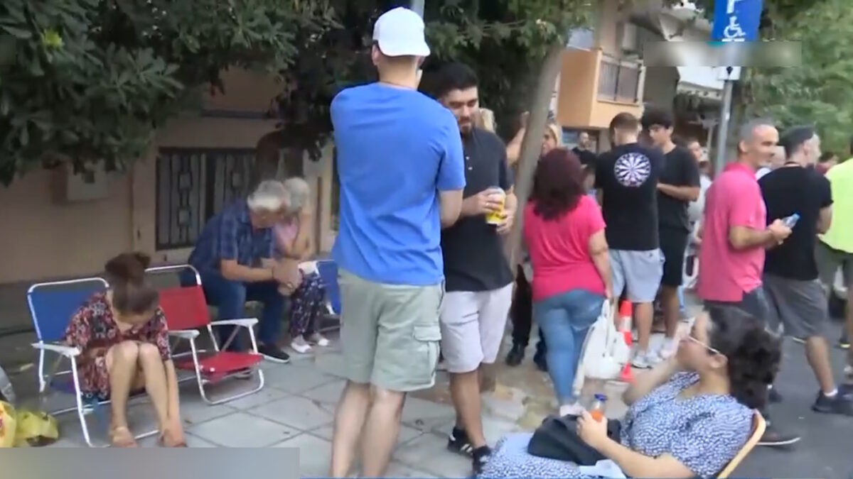 Θεσσαλονίκη: Πολίτες κοιμούνται έξω από το αστυνομικό τμήμα Τούμπας για να βγάλουν διαβατήριο με την παλιά ταυτότητα