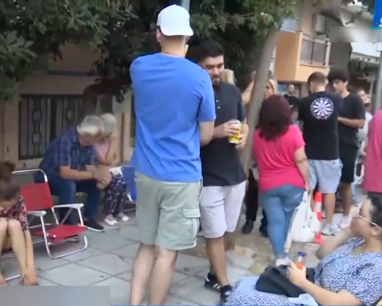 Θεσσαλονίκη: Πολίτες κοιμούνται έξω από το αστυνομικό τμήμα Τούμπας για να βγάλουν διαβατήριο με την παλιά ταυτότητα