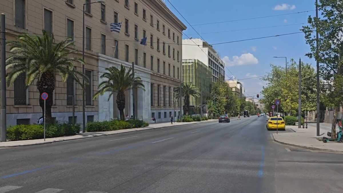 Άδεια η Πανεπιστημίου στο κέντρο της Αθήνας