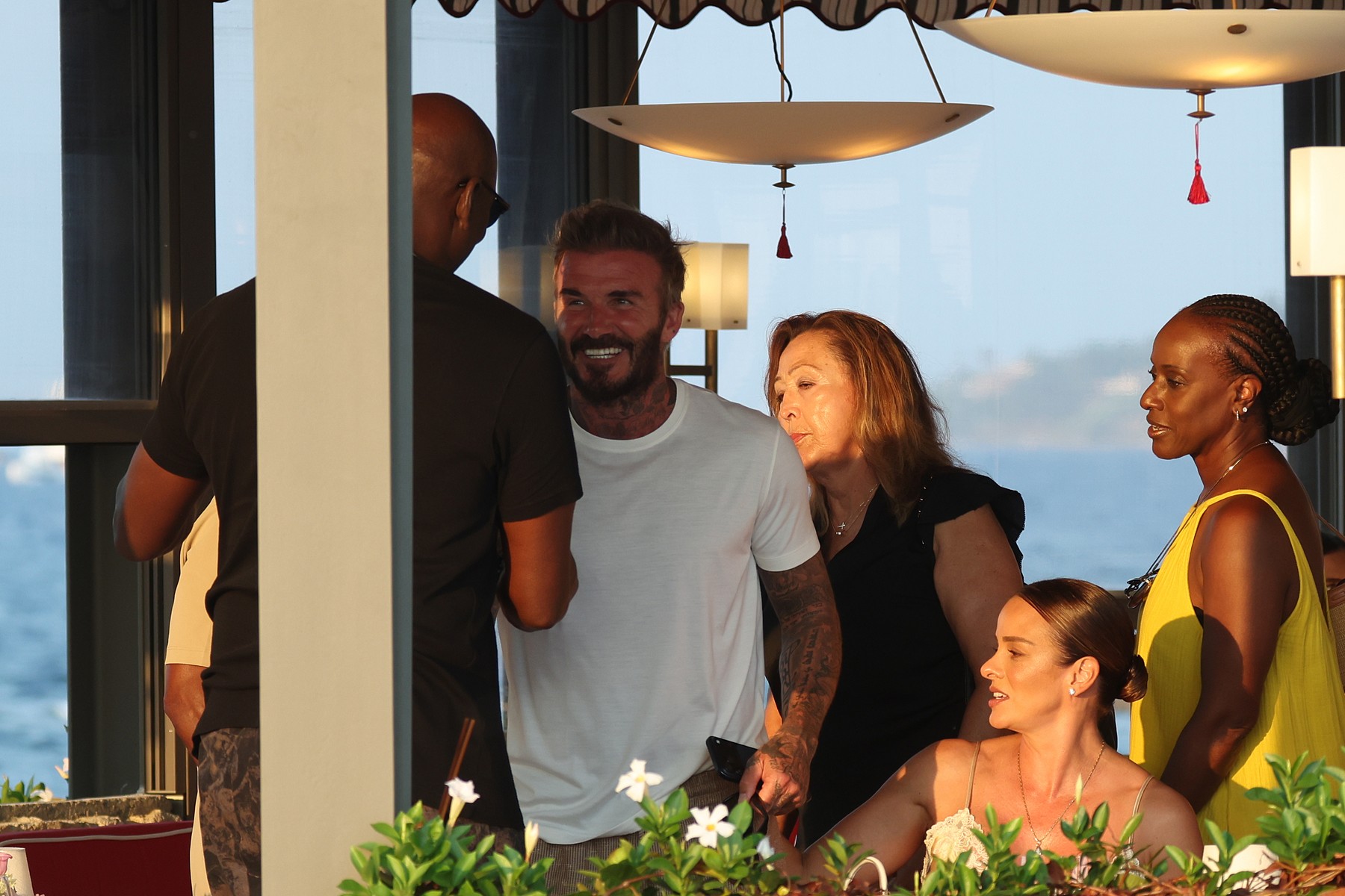 Μάικλ Τζόρνταν και Ντέιβιντ Μπέκαμ συναντήθηκαν ξανά στις διακοπές τους – Η αγκαλιά που έδωσαν στο κοσμοπολίτικο Σεν Τροπέ