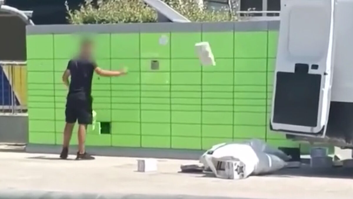 Μεταφορέας πετά, κλωτσά και χτυπά δέματα της Box Now
