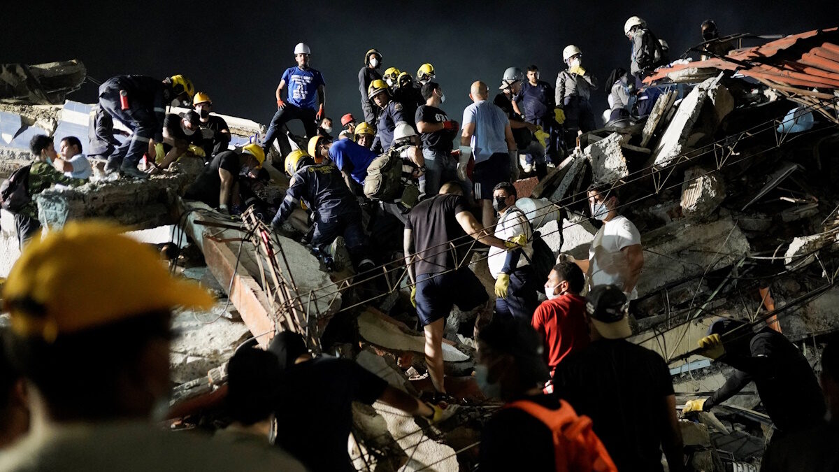 Διασώστες στο σημείο όπου κατέρρευσε κτίριο μετά από τον σεισμό τρων 7,4R στην πόλη Κάλι της Κολομβίας