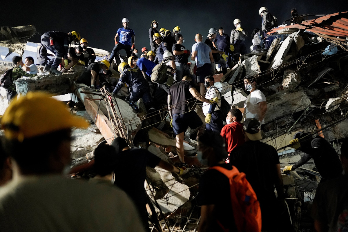 Διασώστες στο σημείο όπου κατέρρευσε κτίριο μετά από τον σεισμό τρων 7,4R στην πόλη Κάλι της Κολομβίας