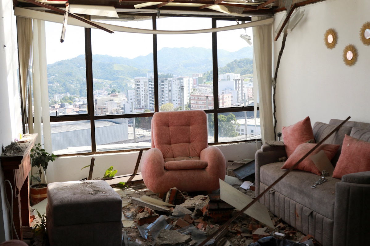 Σαλόνι διαμερίσματος γεμάτο με συντρίμμια στην πόλη Μανισάλες της Κολομβίας μετά τον σεισμό