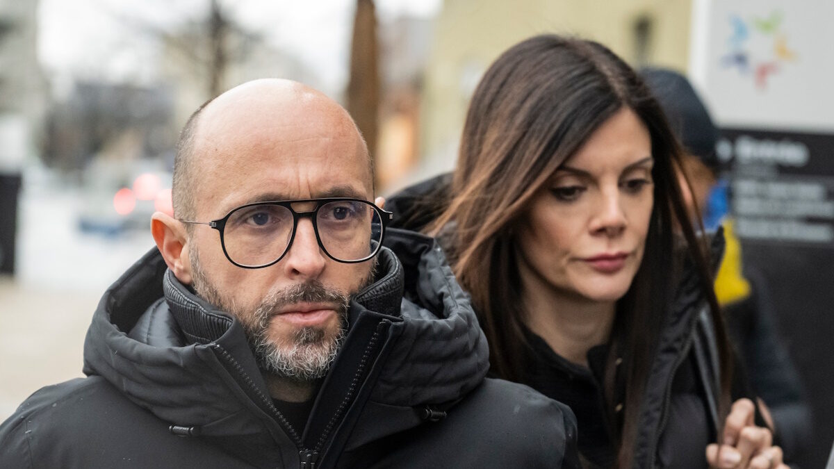 Οι ιδιοκτήτες του μπαρ «Le Constellation» στο Κραν-Μοντάνα, ο Ζακ και η Τζέσικα Μορέτι μετά τη θανατηφόρα πυρκαγιά που ξέσπασε στο μπαρ «Le Constellation» κατά τη διάρκεια των εορτασμών της Πρωτοχρονιάς
