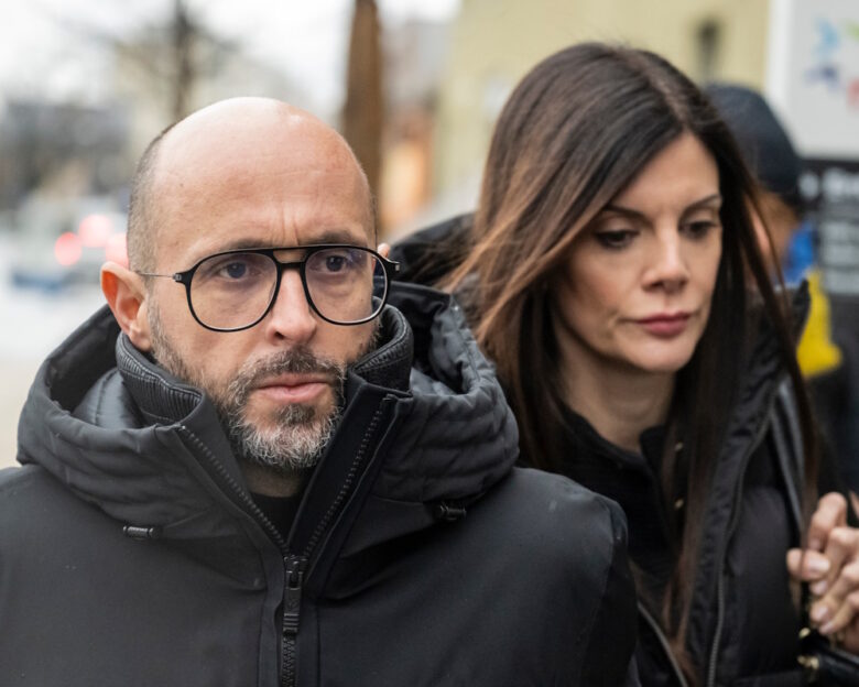 Οι ιδιοκτήτες του μπαρ «Le Constellation» στο Κραν-Μοντάνα, ο Ζακ και η Τζέσικα Μορέτι μετά τη θανατηφόρα πυρκαγιά που ξέσπασε στο μπαρ «Le Constellation» κατά τη διάρκεια των εορτασμών της Πρωτοχρονιάς