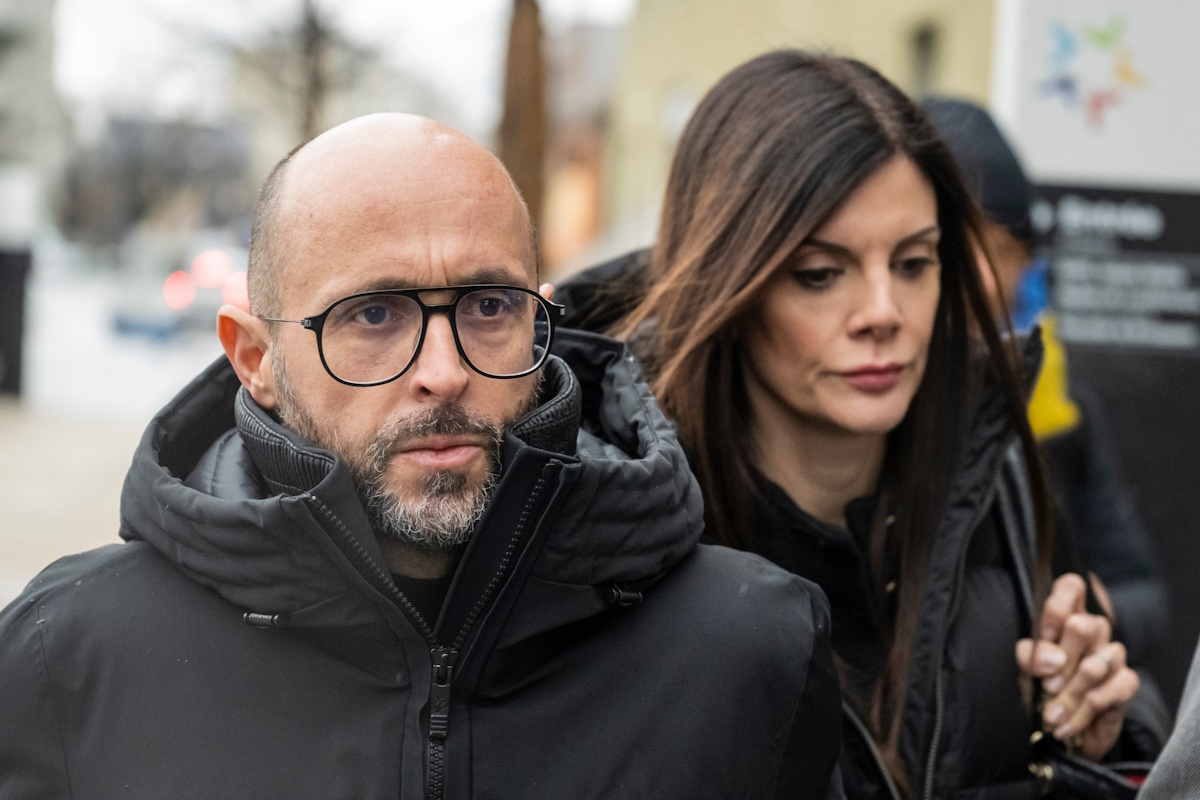 Οι ιδιοκτήτες του μπαρ «Le Constellation» στο Κραν-Μοντάνα, ο Ζακ και η Τζέσικα Μορέτι μετά τη θανατηφόρα πυρκαγιά που ξέσπασε στο μπαρ «Le Constellation» κατά τη διάρκεια των εορτασμών της Πρωτοχρονιάς