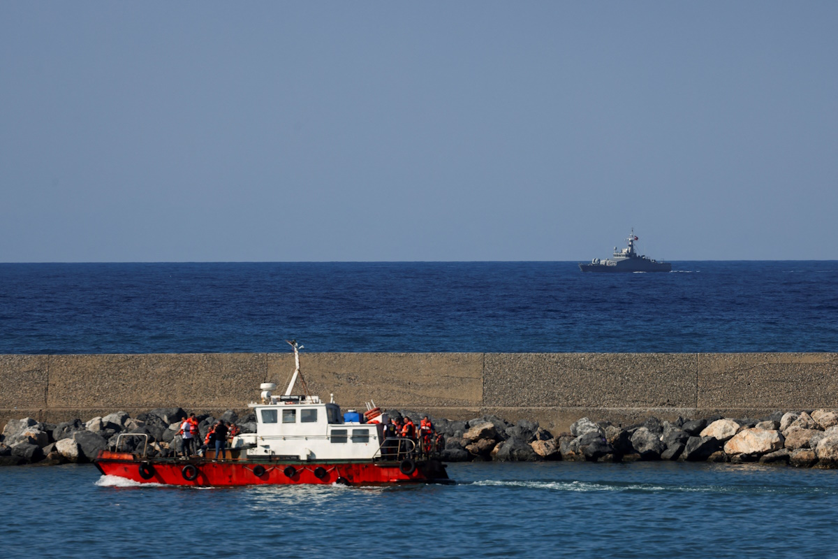 Ένα μηχανοκίνητο σκάφος ρυμουλκεί φουσκωτές σωσίβιες σχεδίες κατά τη διάρκεια επιχειρήσεων διάσωσης για την εκκένωση επιβατών από επιβατηγό σκάφος που ανατράπηκε στα ανοικτά των ακτών της Κερύνειας, στη βόρεια Κύπρο που βρίσκεται υπό τουρκικό έλεγχο