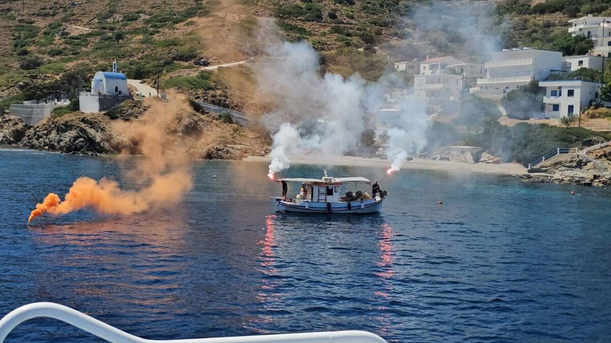 Με κόρνες πλοίων και καπνογόνα το τελευταίο «αντίο» στον δήμαρχο Φούρνων, Δημήτρη Καρύδη