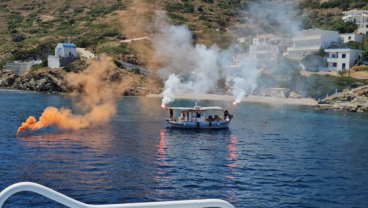Με κόρνες πλοίων και καπνογόνα από καΐκια το τελευταίο «αντίο» στον δήμαρχο Φούρνων, Δημήτρη Καρύδη