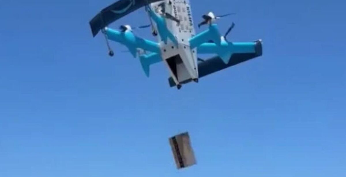 Drone της Amazon παρέδωσε το δέμα στην πισίνα πελάτισσας, viral το βίντεο