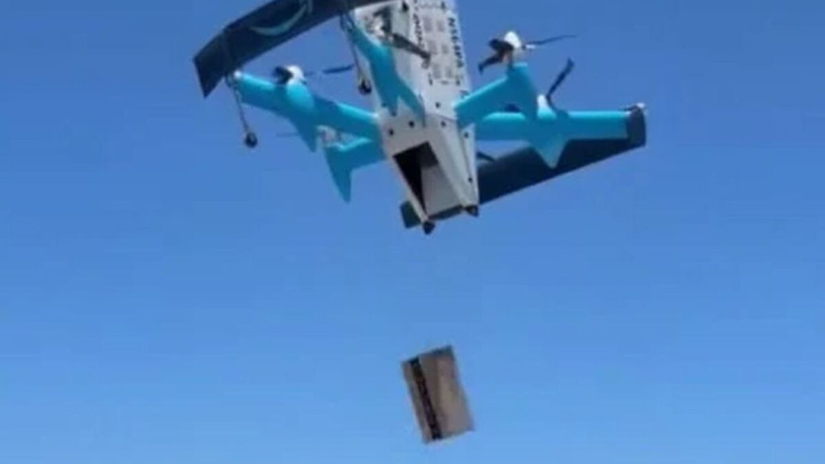 Drone της Amazon παρέδωσε το δέμα στην πισίνα πελάτισσας, viral το βίντεο