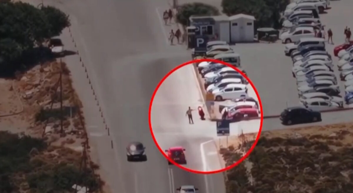 Παρκαδόρος κάνει σήμα σε οδηγούς στο Ελαφονήσι