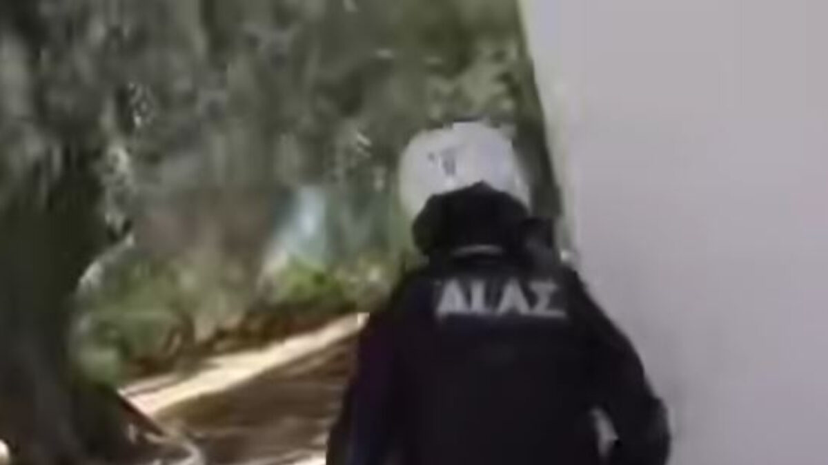 Αστυνομικοί εκκενώνουν περιοχές στο Πόρτο Γερμενό