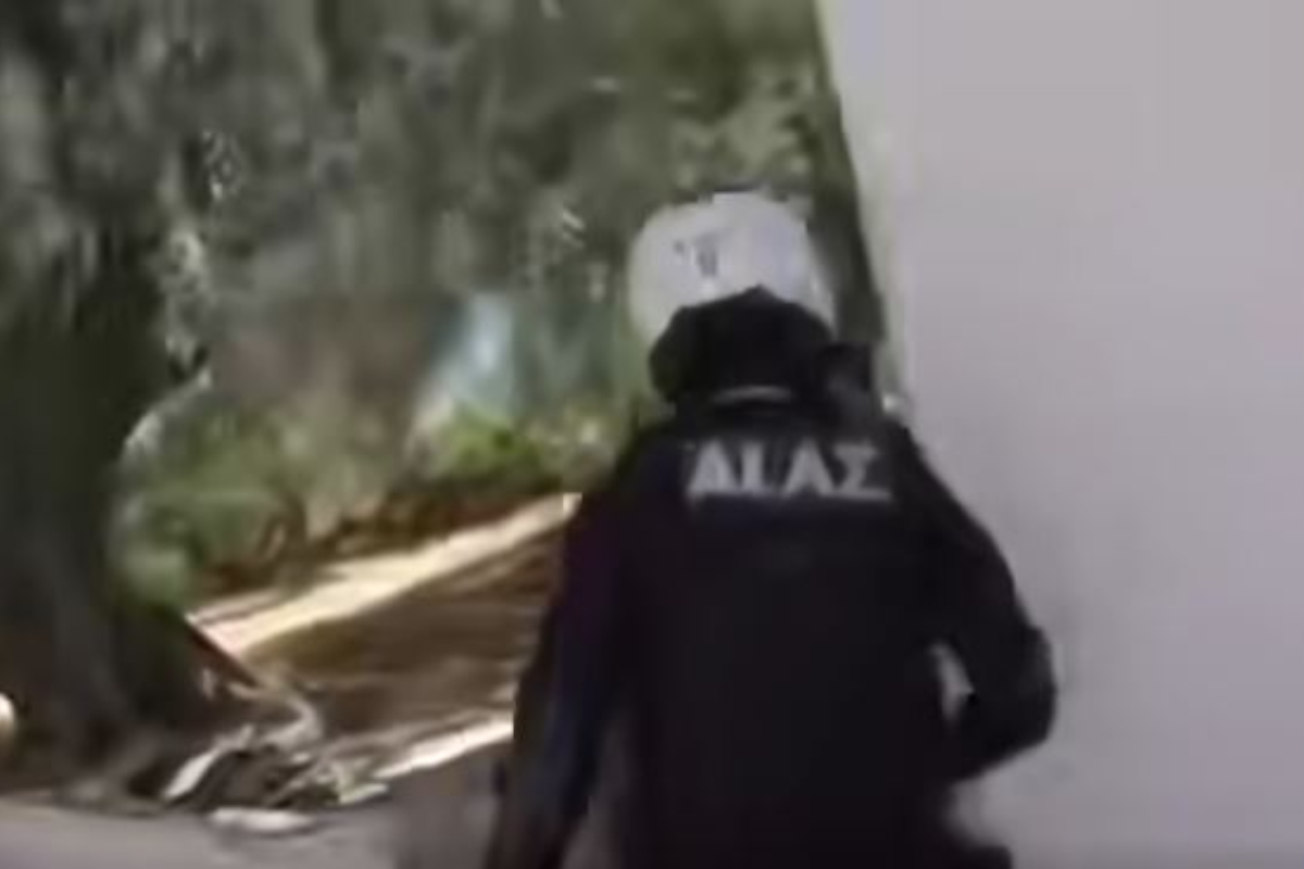 Φωτιά στο Πόρτο Γερμενό: Πόρτα-πόρτα οι αστυνομικοί εκκενώνουν σπίτια - Βίντεο από τις δραματικές στιγμές