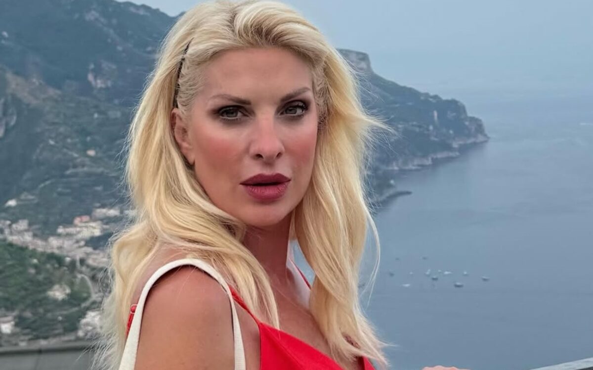 Η Ελένη Μενεγάκη με τον Μάκη Παντζόπουλο στην Κεφαλονιά: Επισκέφτηκε το εστιατόριο της Τασίας στο Φισκάρδο