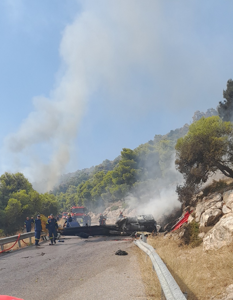 Πυροσβέστες επιχειρούν στη διάσωση από πτώση πυροσβεστικών ελικοπτέρων στην περιοχή της Ψάθας κατά τη διάρκεια κατάσβεσης φωτιάς στην ευρύτερη περιοχή των Μεγάρων Δυτικής Αττικής, την Κυριακή 02 Αυγούστου 2026. . .